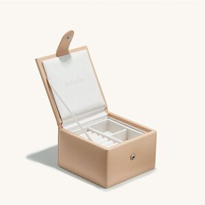 Mejuri Small Jewelry Box – Beige Grain Leather